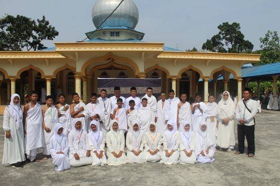 Kepala KUA Kec. Bantan Bimbing Siswa MTsN 2 Bengkalis dalam Praktik Manasik Haji