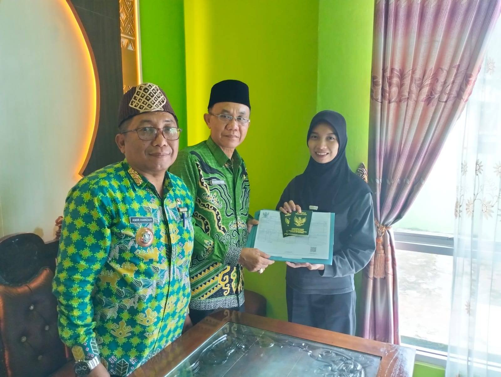 Peserta Program Isbat Nikah Terpadu Terima Buku Nikah dengan Penuh Kebahagiaan