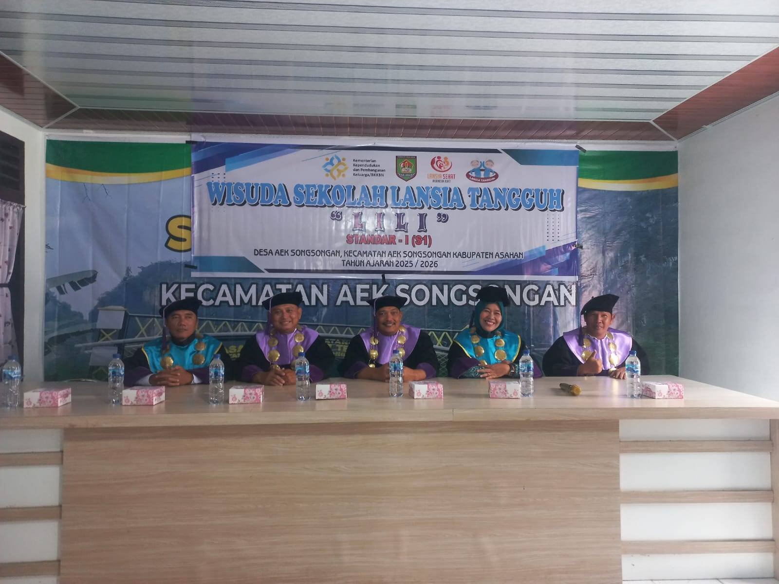 KUA Aek Songsongan Hadiri Wisuda Sekolah Lansia 