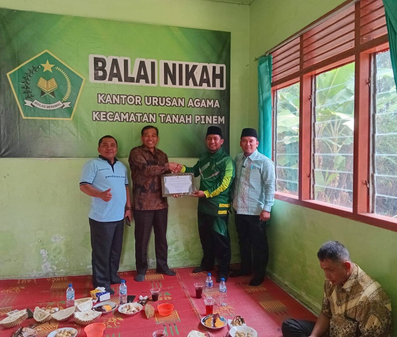 Kepala KUA Tanah Pinem Terima Cendera Mata dari Rombongan Kemenag Kabupaten Karo