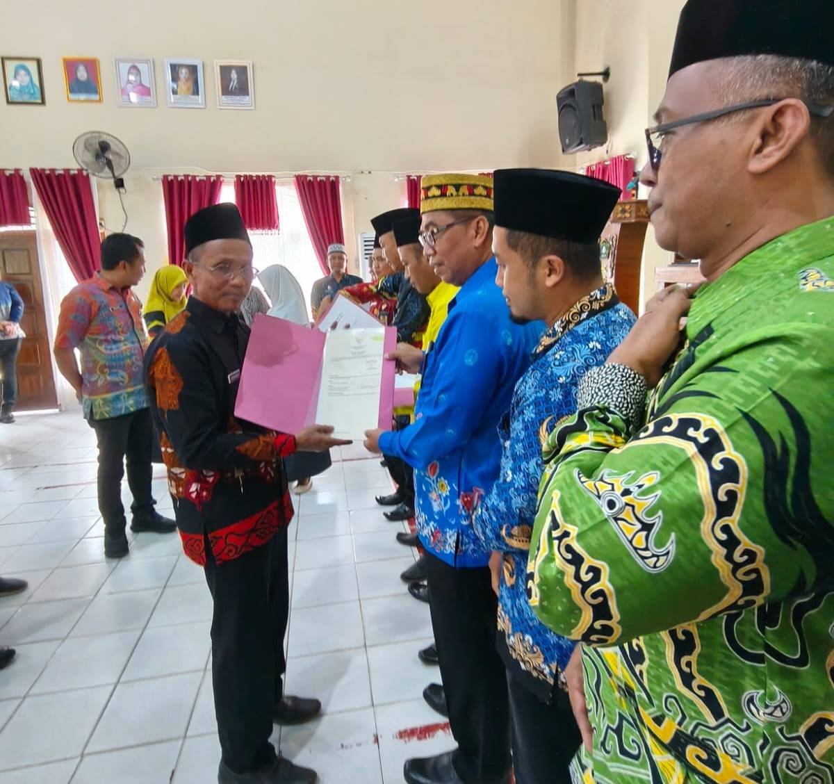 Kepala KUA Pasir Sakti Terima Sertifikat Wakaf