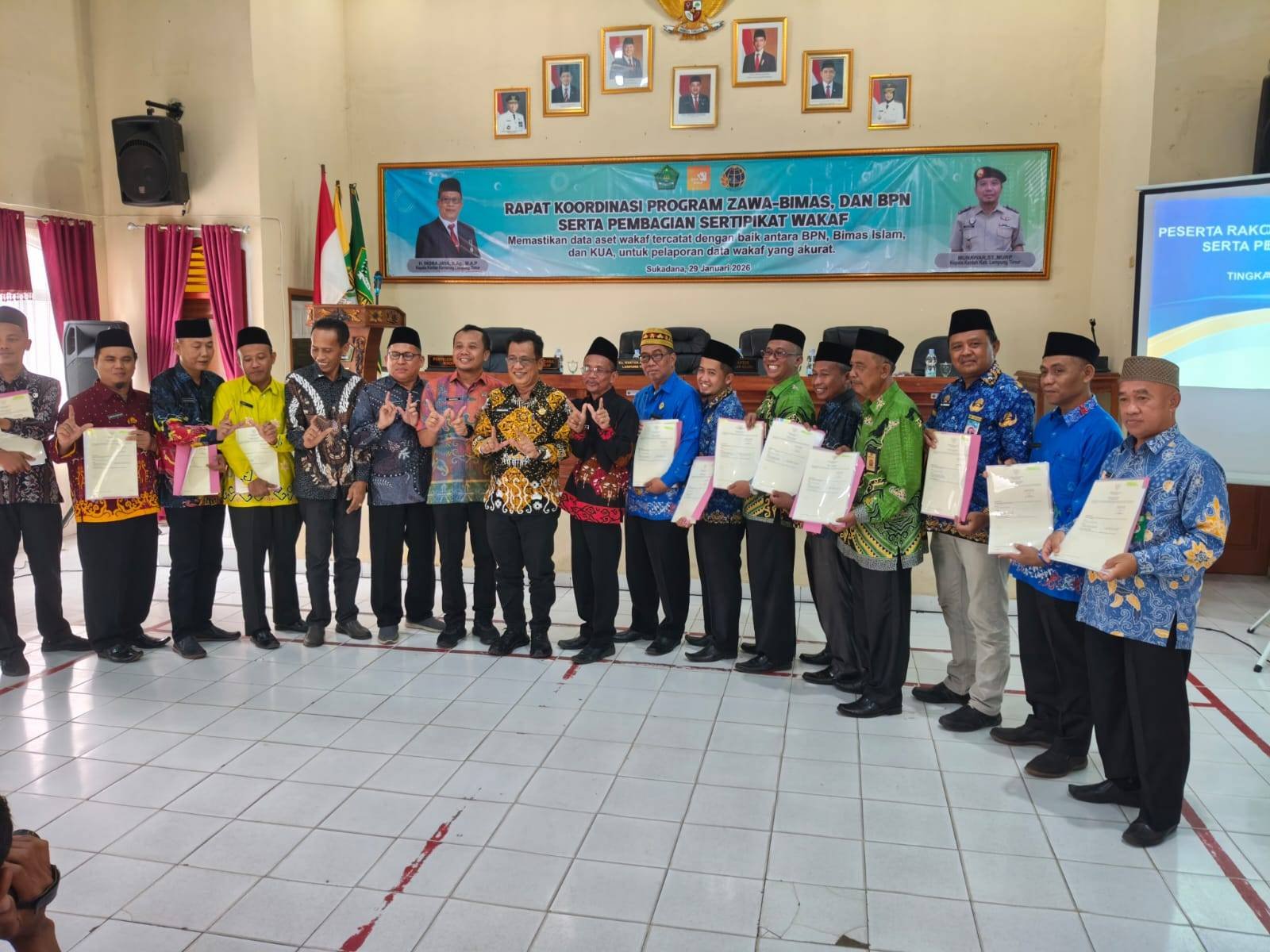 Kepala KUA Sekampung Terima 10 Sertifikat Tanah Wakaf