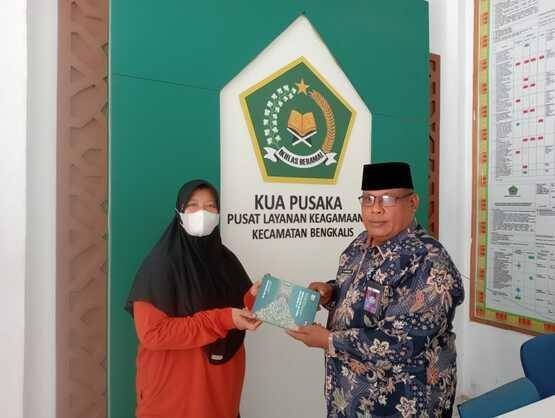 Kepala KUA Bengkalis Serahkan Hibah Wakaf Al-Qur’an kepada Komunitas Pejuang Subuh