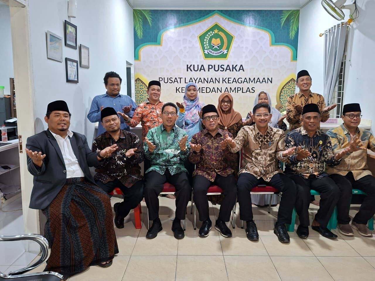 Dirjen Bimas Islam Kemenag RI Kunjungi KUA Medan Amplas, Tekankan Layanan Dinamis dan Inovatif