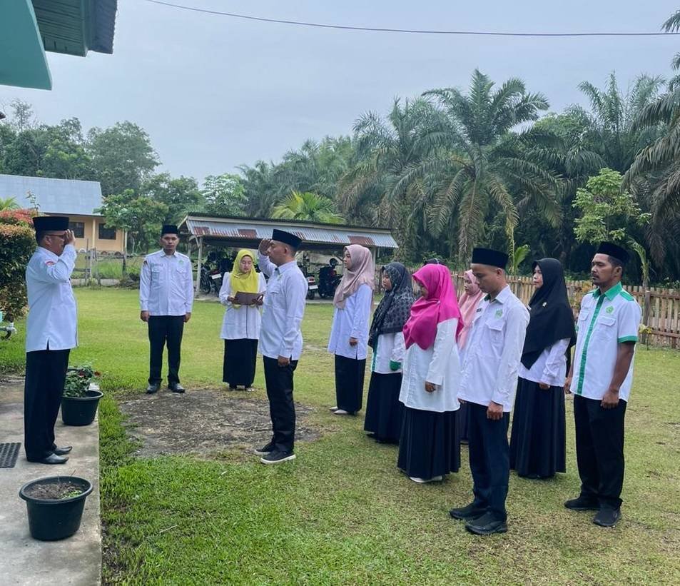 Kepala KUA Logas Tanah Darat Pimpin Apel Pagi, Tekankan Persiapan Ramadhan dan Kinerja Penyuluh