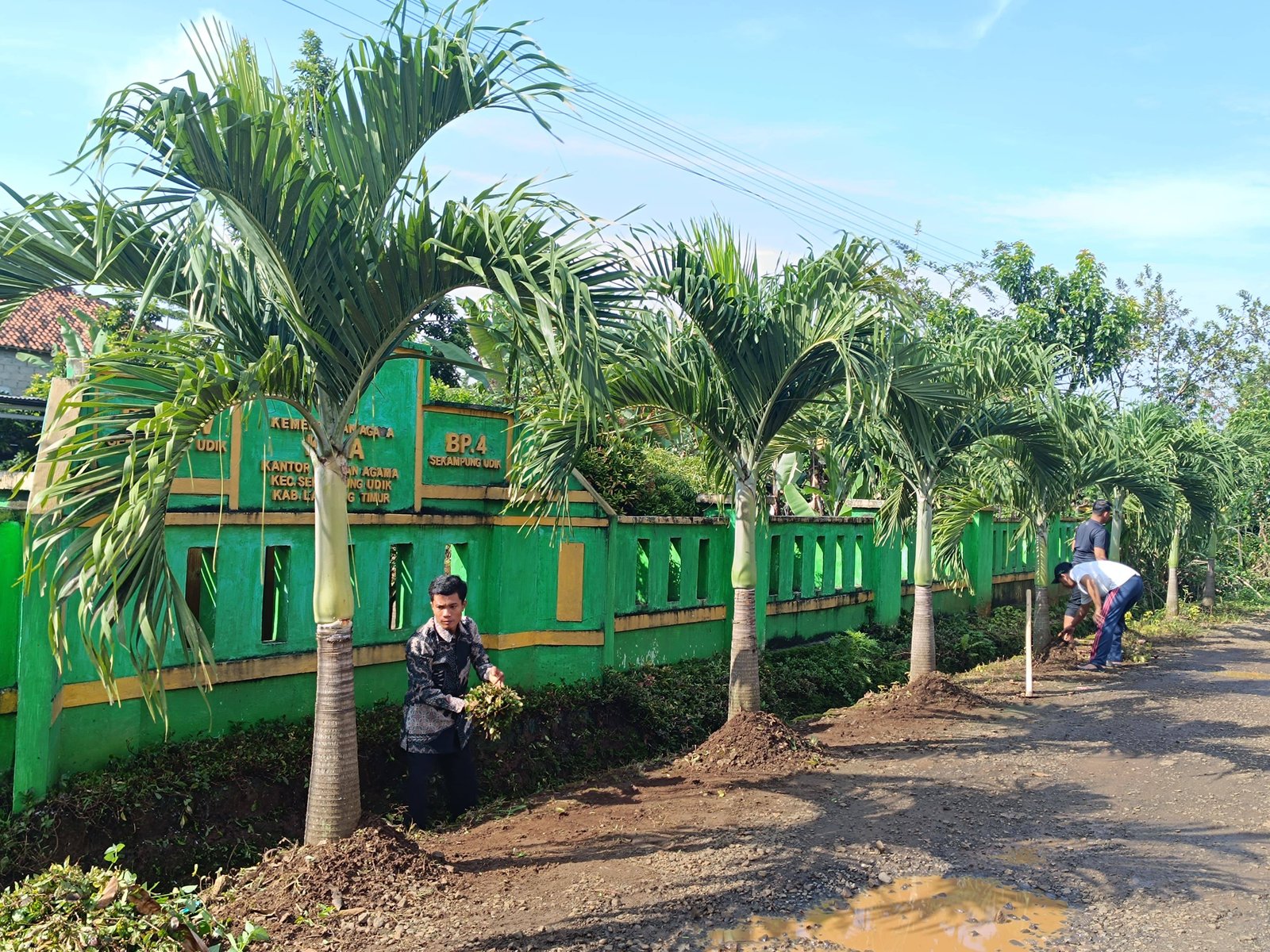 Songsong Ramadhan, KUA Sekampung Udik Gelar Giat Bersih Lingkungan Kantor Bersama Pegawai