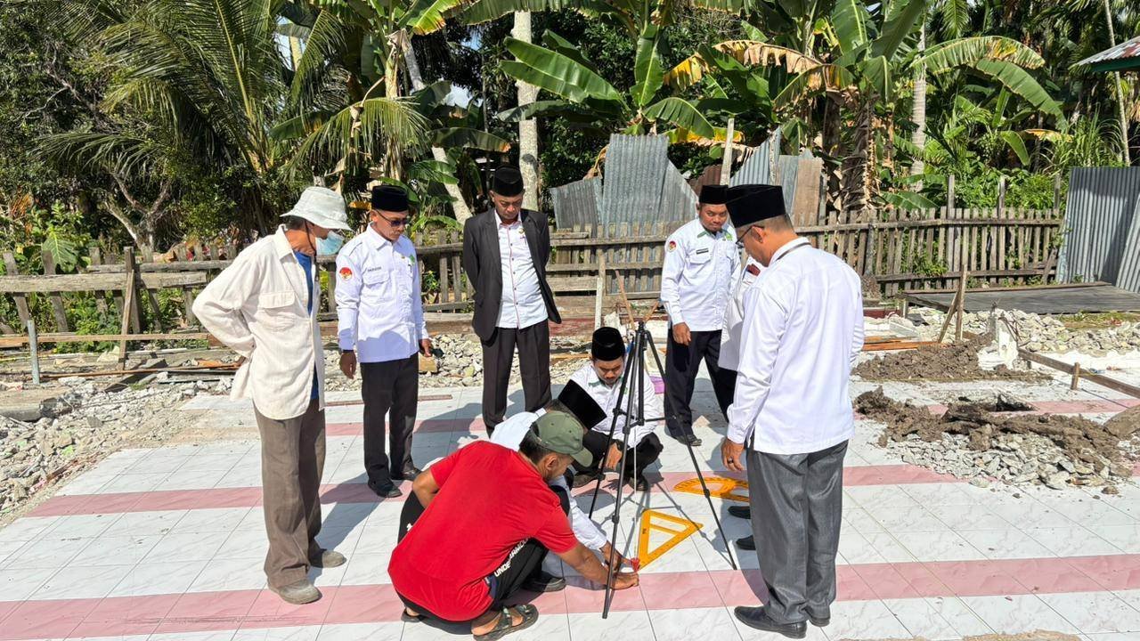 Ka. KUA Rangsang Dampingi Plt Bimas Islam Kemenag Meranti Ukur Kiblat Mushalla An Nur