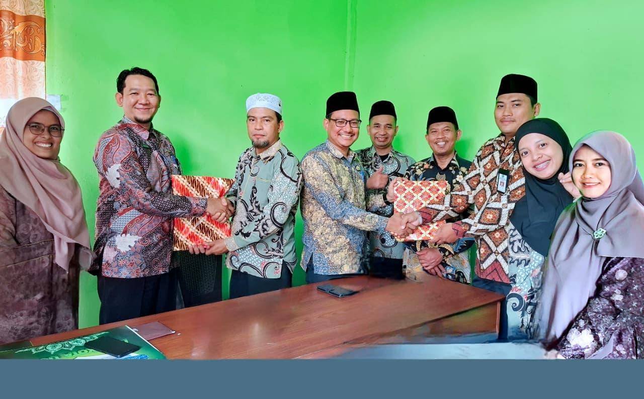 Pindah Tugas dari KUA Sungai Sembilan, Pegawai Penghulu Dilepas dengan Doa Dan Penuh Haru