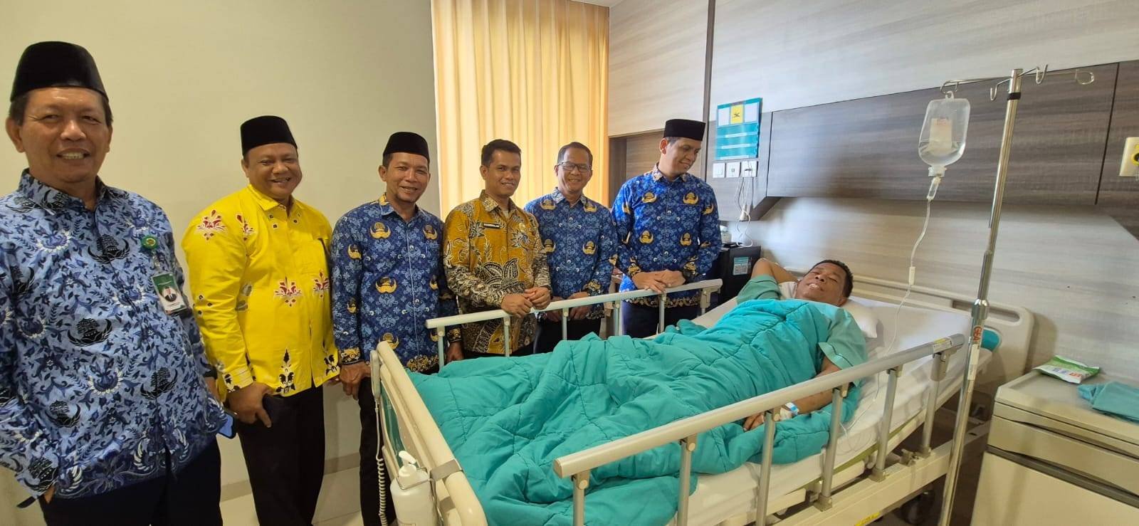 PW APRI Riau dan PC APRI Kota Pekanbaru Besuk Kabid Urais Di Rumah Sakit