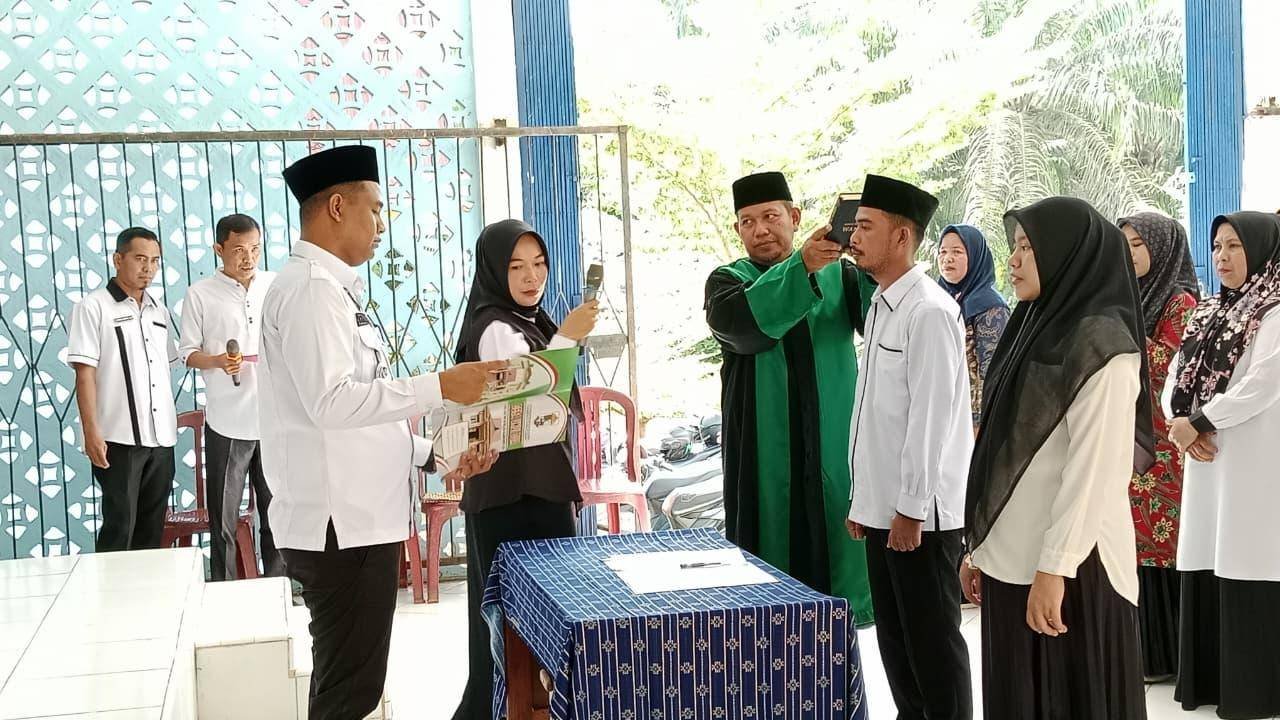 Kepala KUA Ukui Hadir dalam Pelantikan Perangkat Desa Ukui Dua