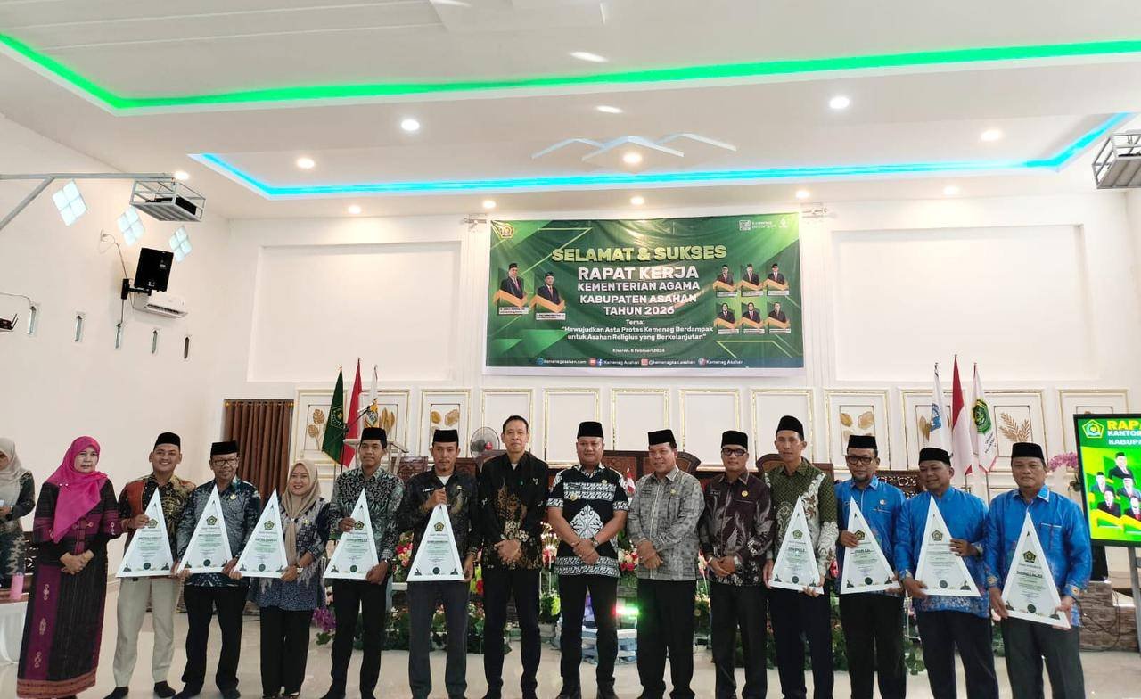 Ka KUA Kisaran Timur Terima Penghargaan Penerbitan Sertifikat Tanah Wakaf Terbanyak Se-Kabupaten Asahan