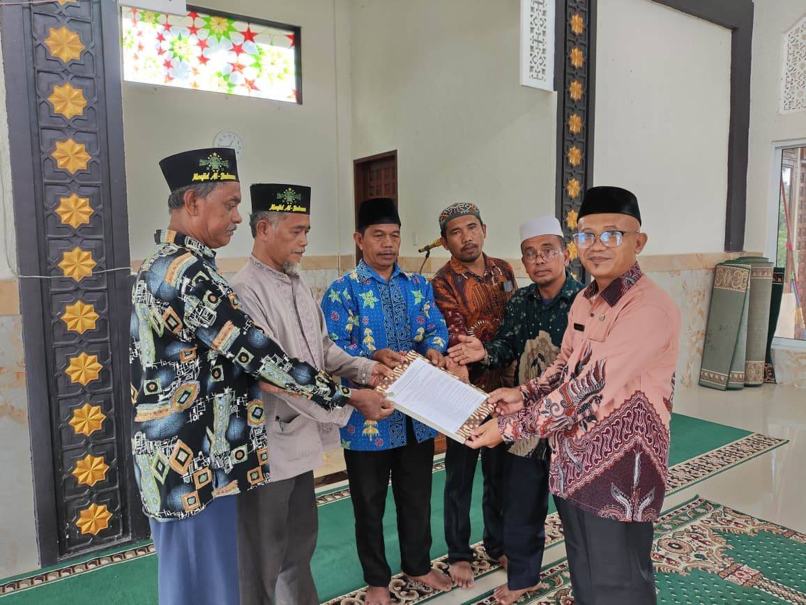 Kepala KUA STM Hulu Serahkan SK BKM Masjid Al-Bahrum Desa Rumah Lengo