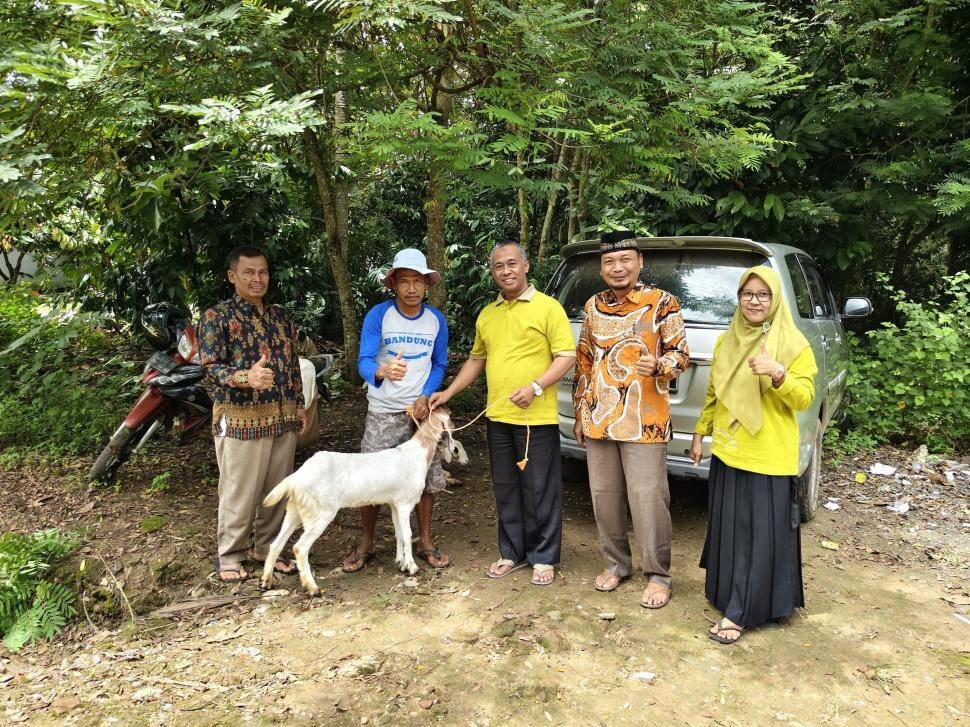 UPZ KUA Batanghari Salurkan Zakat Produktif Ternak Kambing