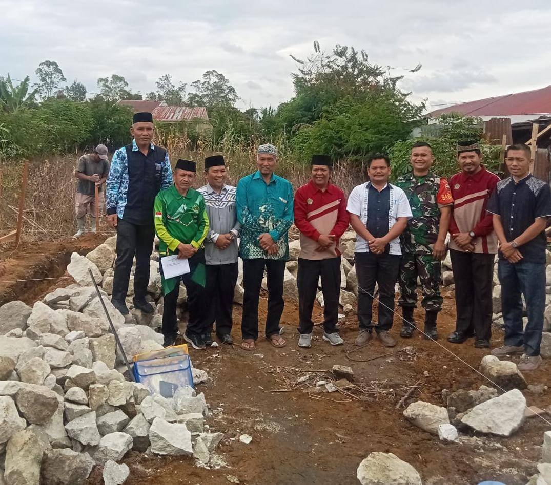 Menjaga Arah Sujud Umat, Kepala KUA Sitinjo Turun Langsung Kalibrasi Arah Kiblat Musholla Nur Ilahi