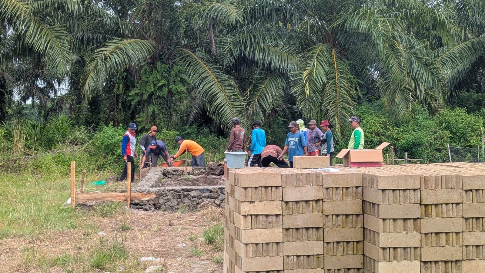 Gotong Royong Pondasi Musholla KUA Pasir Sakti