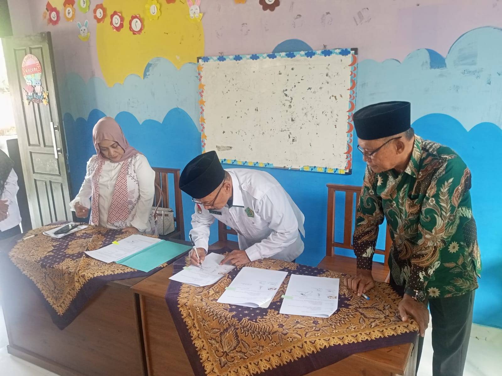 Kepala KUA Gading Rejo Teken AIW Tiga Lokasi
