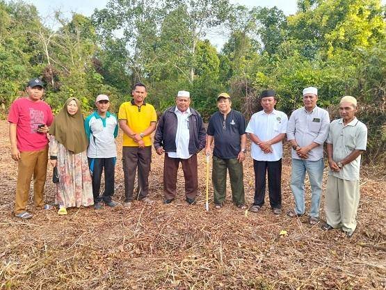 Kepala KUA Bengkalis Lakukan Peninjauan dan Penyerahan Akta Ikrar Wakaf di Desa Wonosari