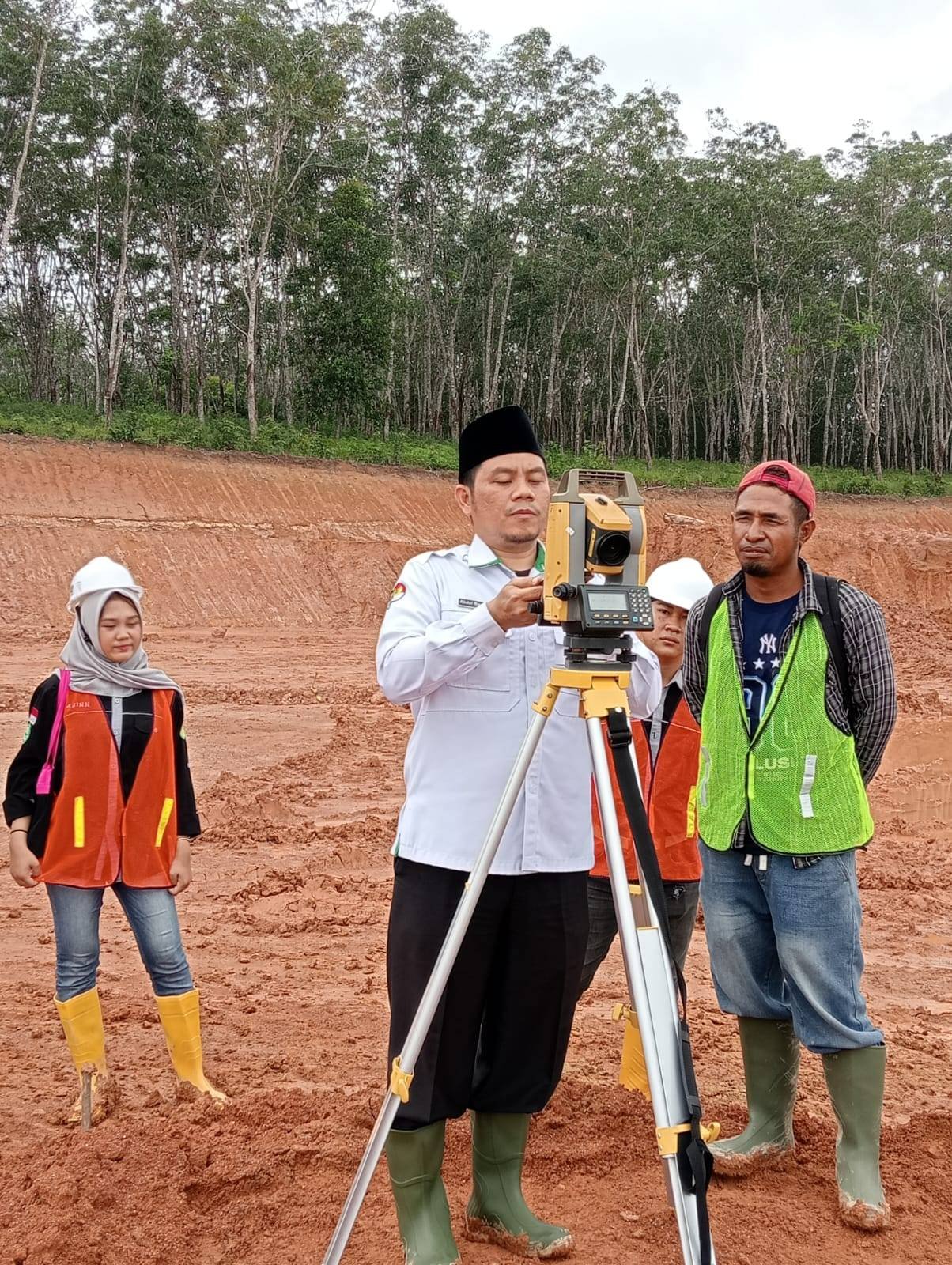 Kepala KUA Gunung Megang Ukur Arah Kiblat Musholla 