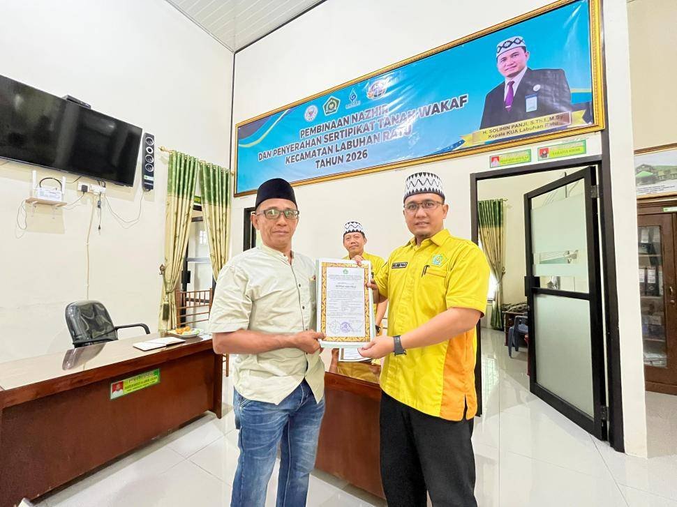 KUA Labuhan Ratu Serahkan Sertifikat Arah Kiblat