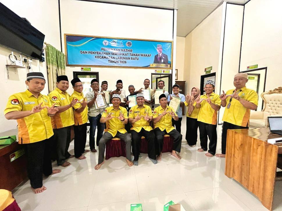 KUA Labuhan Ratu Serahkan Enam Sertifikat Wakaf