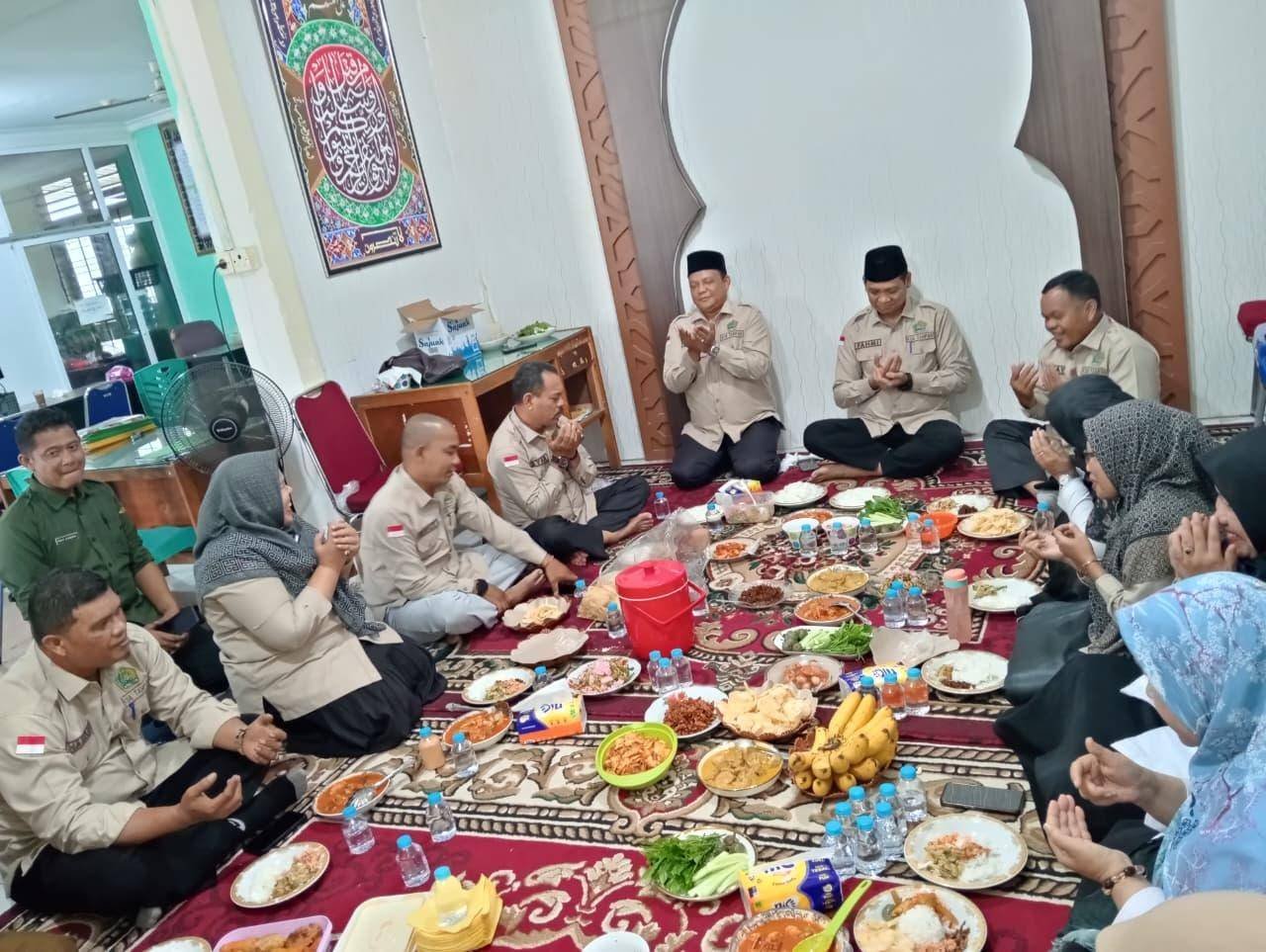 Makan Bersama Keluarga Besar KUA Binawidya, Eratkan Ukhuwah Menyambut Ramadhan 1447 H
