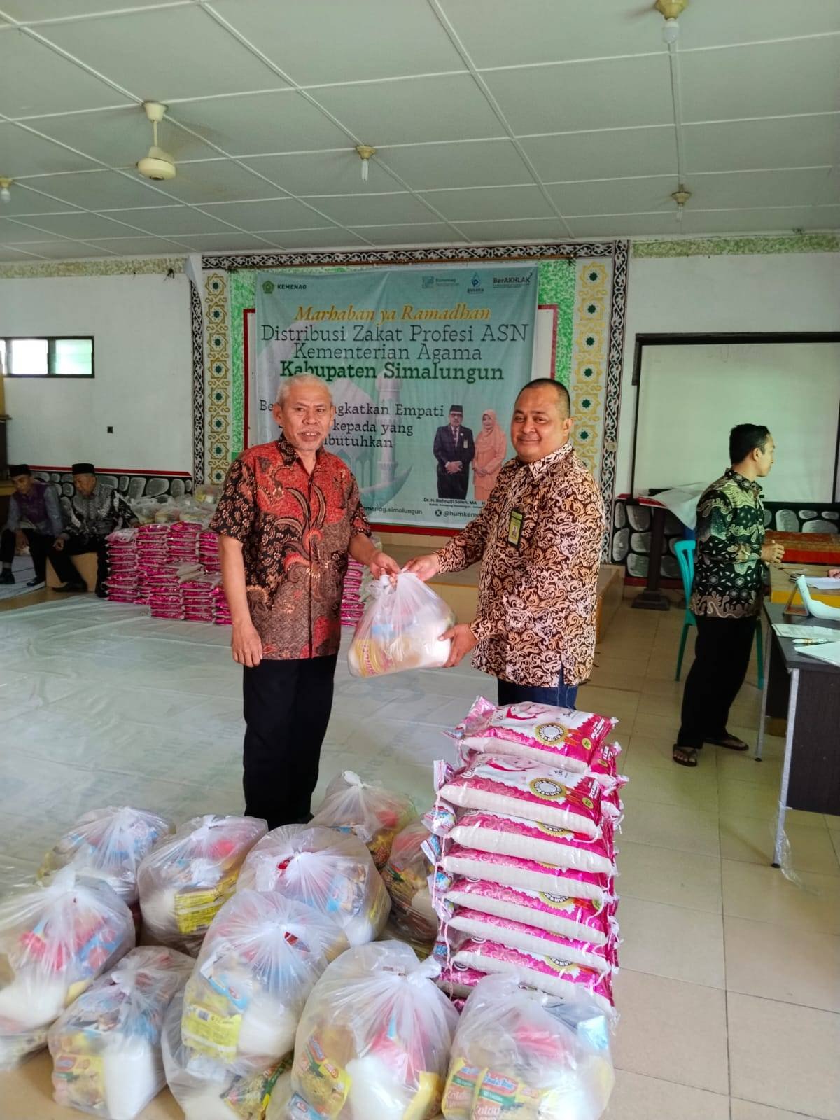 Ka. KUA Bosar Maligas Terima dan Salurkan Zakat ASN kepada Fakir Miskin