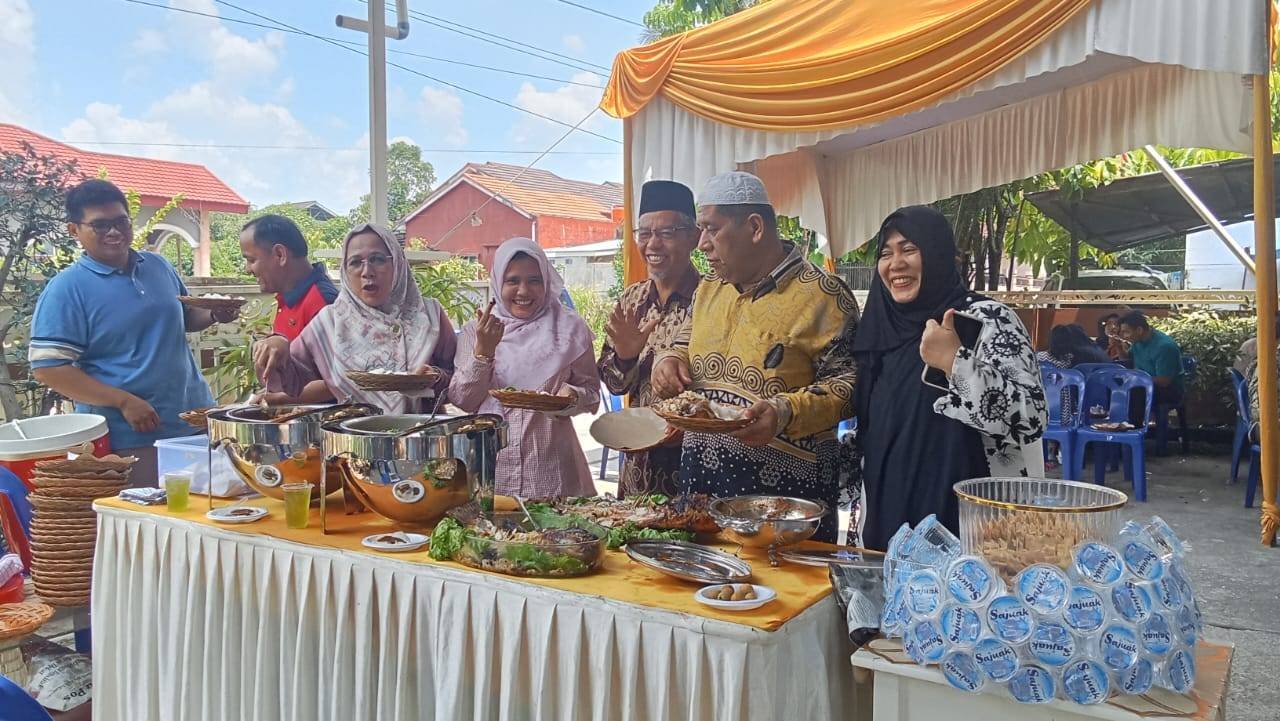  Sambut Ramadhan,  H. Junaidi (Penghulu Madya) Undang ASN KUA Payung Sekaki Makan Siang Bersama. 