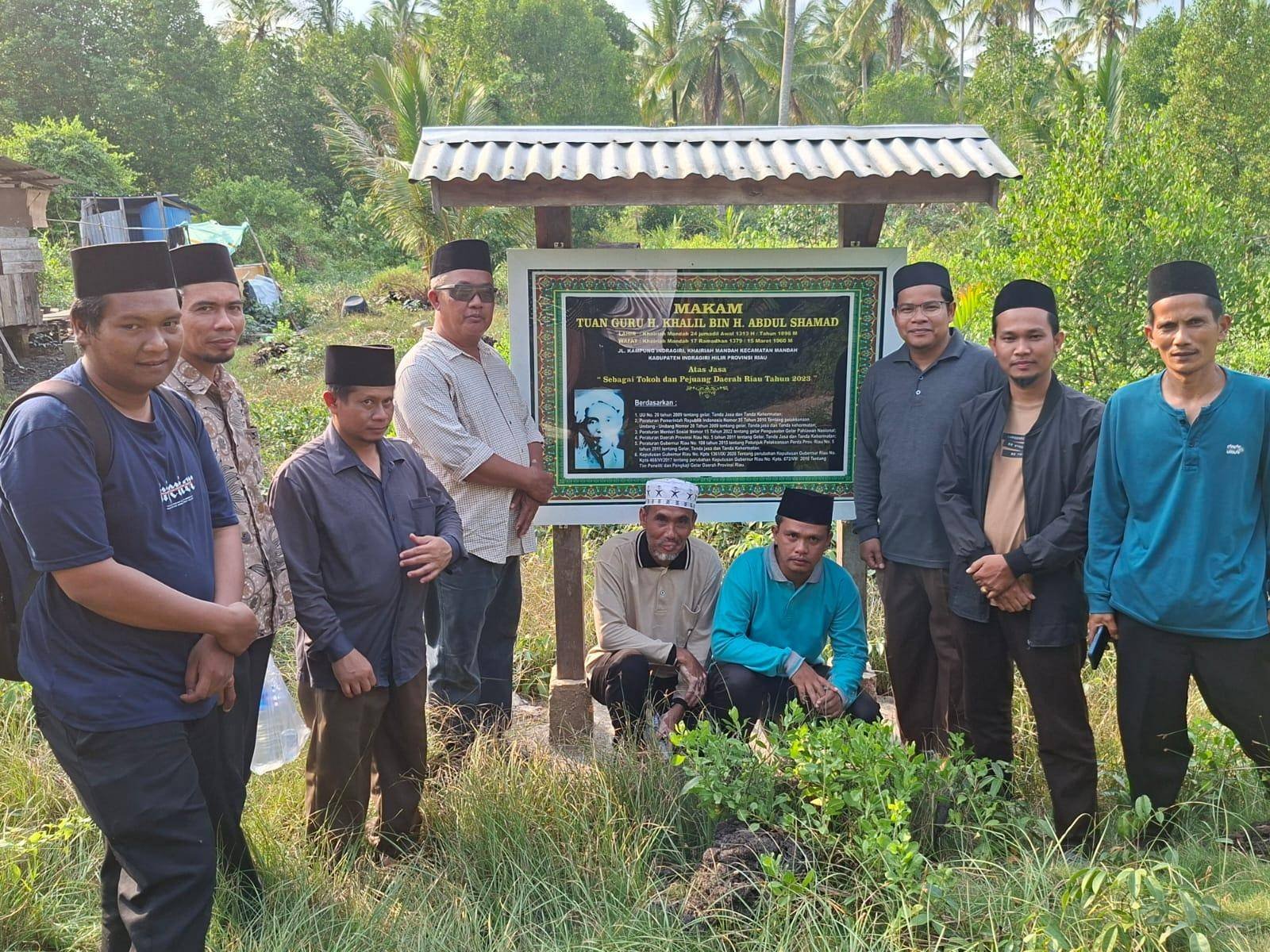 Plt. Ka. KUA dan Penyuluh Agama Ziarahi Makam Tuan Guru H. Khalil Bin Abdul Shamad di Mandah