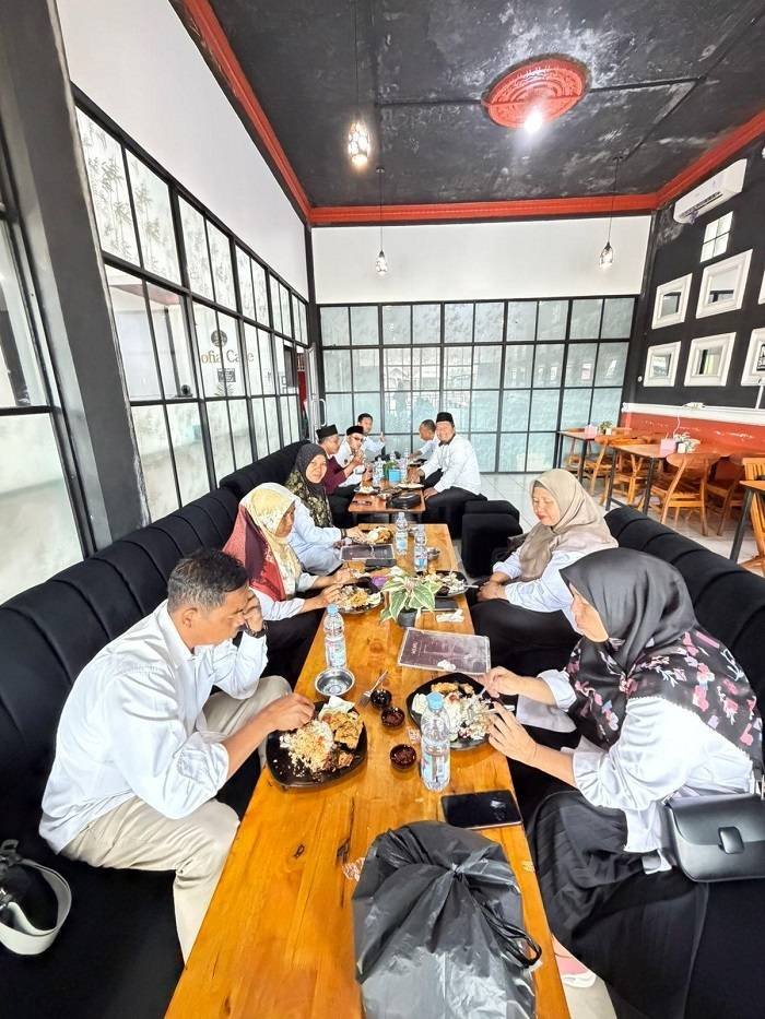 Menjemput Ramadhan dengan Kebersamaan, Kepala KUA Cerenti Gelar Makan Bersama Pegawai
