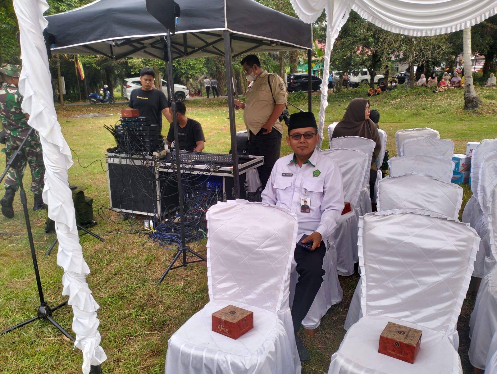 Penghulu KUA Kuantan Hilir Seberang Membacakan Doa pada Upacara TNI Manunggal Membangun Desa