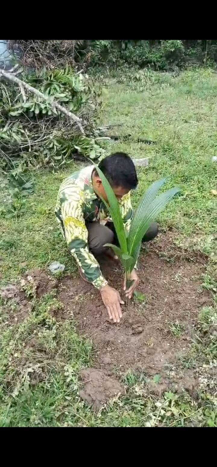 Implementasikan Ekoteologi, KUA Penukal Utara Gelar Aksi Bersih dan Tanam Pohon