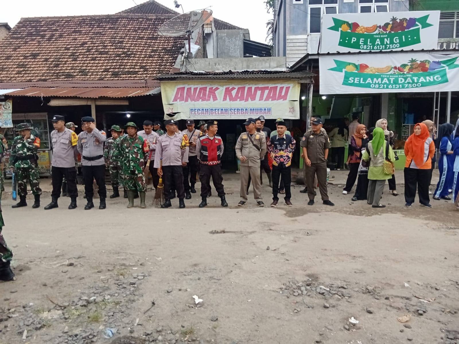 Kolaborasi Lintas Sektoral, KUA Baradatu Bersih Pasar Bersama Forkopimcam
