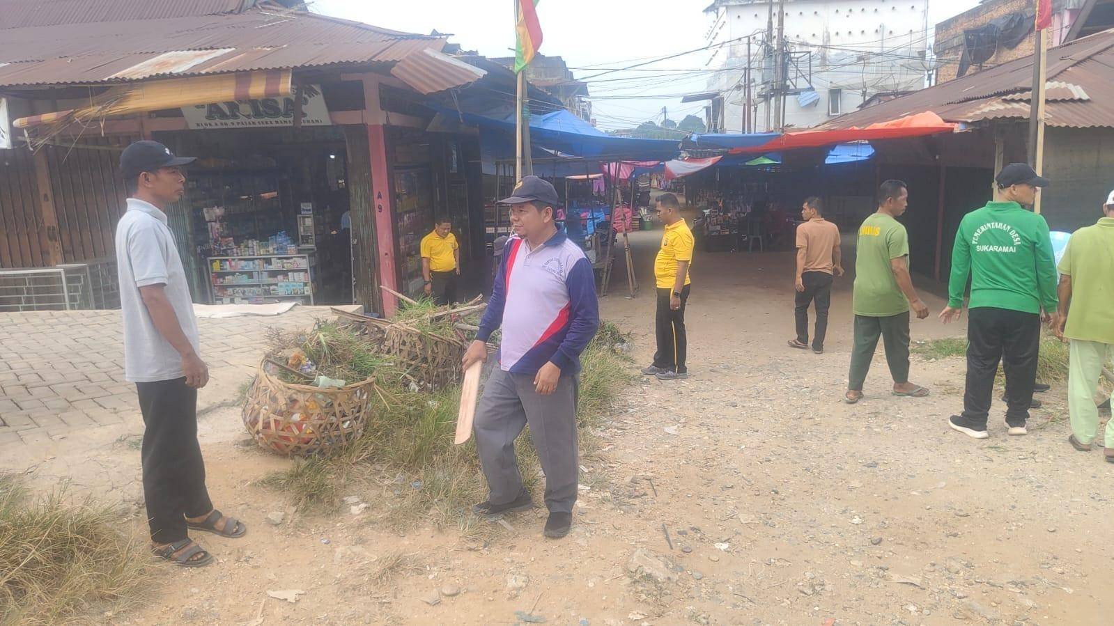 Wujudkan Gerakan ASRI, Kepala KUA Tapung Hulu Bersama Forkopimcam dan Masyarakat Gelar Gotong Royong Massal