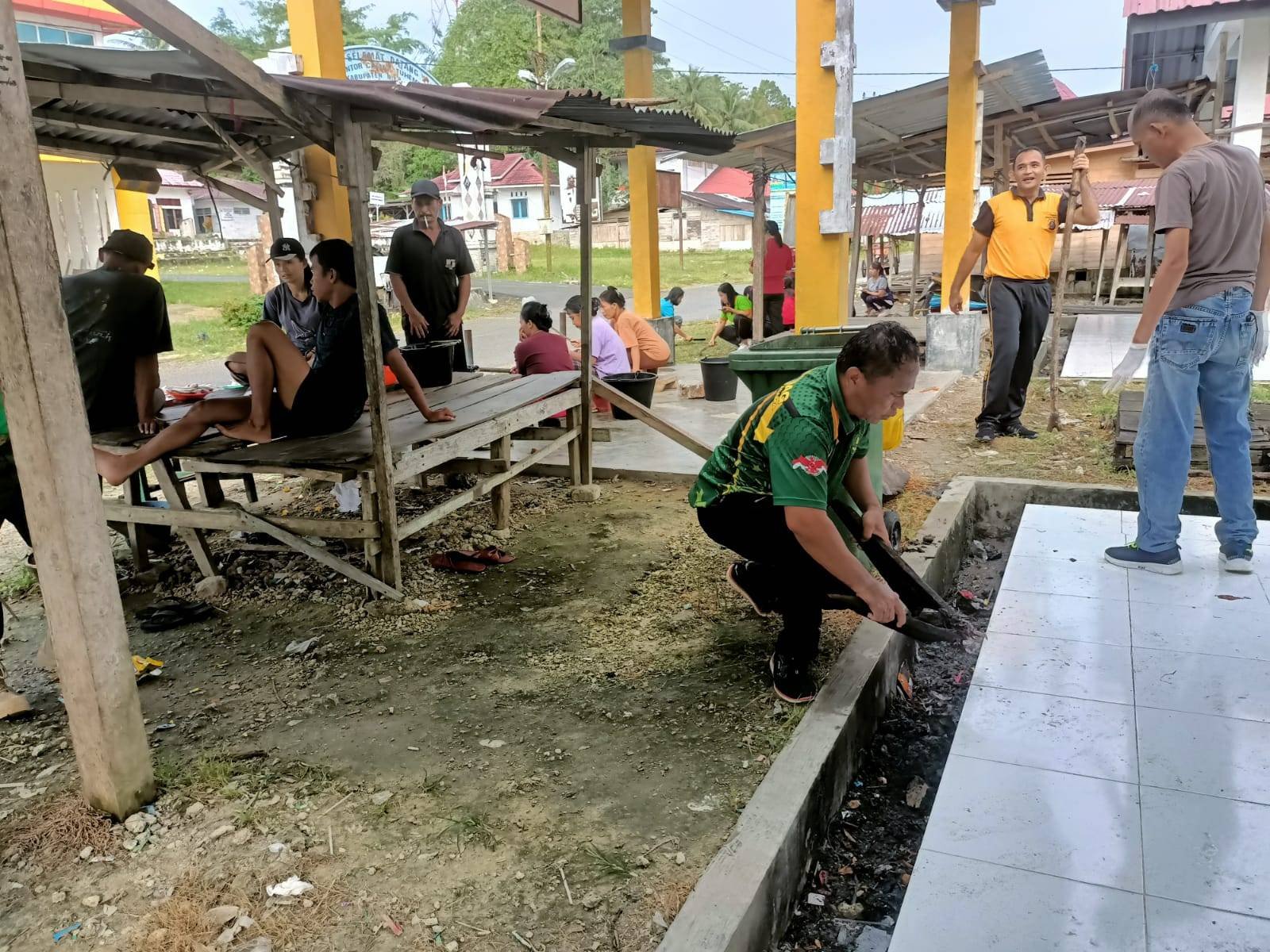 KUA Tuhemberua Perkuat Sinergitas Lintas Sektor Melalui Senam Bersama dan Aksi Bersih Pasar