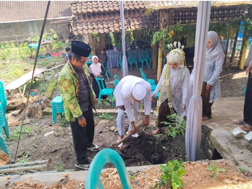 KUA KASIMAN AJAK PENGANTIN WAKAF UANG SAN SEDEKAH OKSIGEN