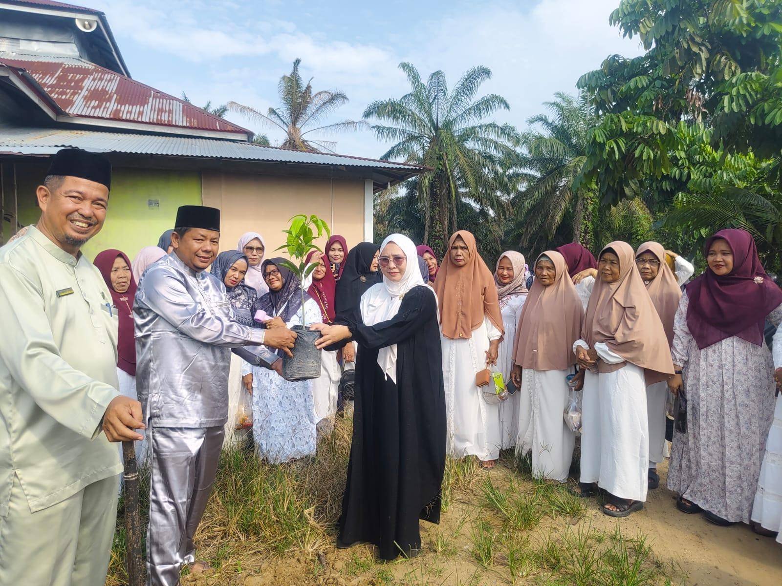 Wujudkan Asta Protas Menteri Agama, KUA Tapung Hulu Gelar Aksi Bersih Rumah Ibadah dan Penghijauan