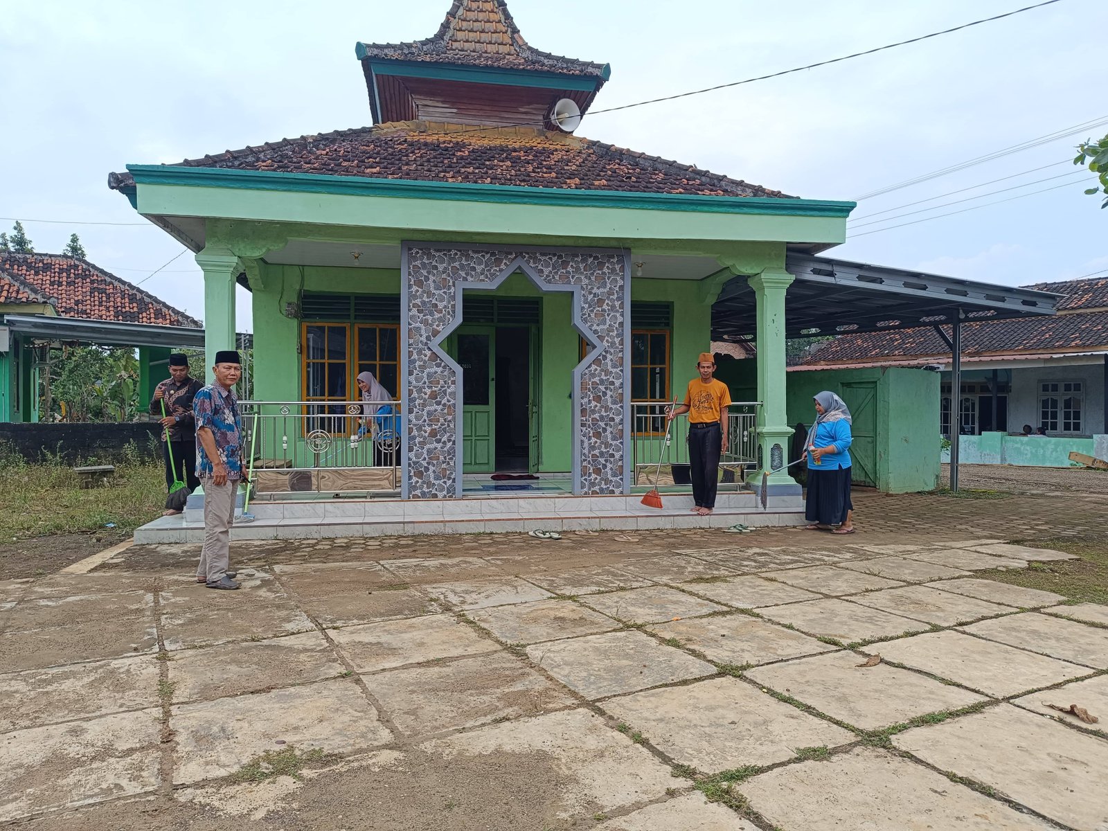 KUA Sekampung Udik Laksanakan Gerakan Bersih Masjid Serentak Nasional