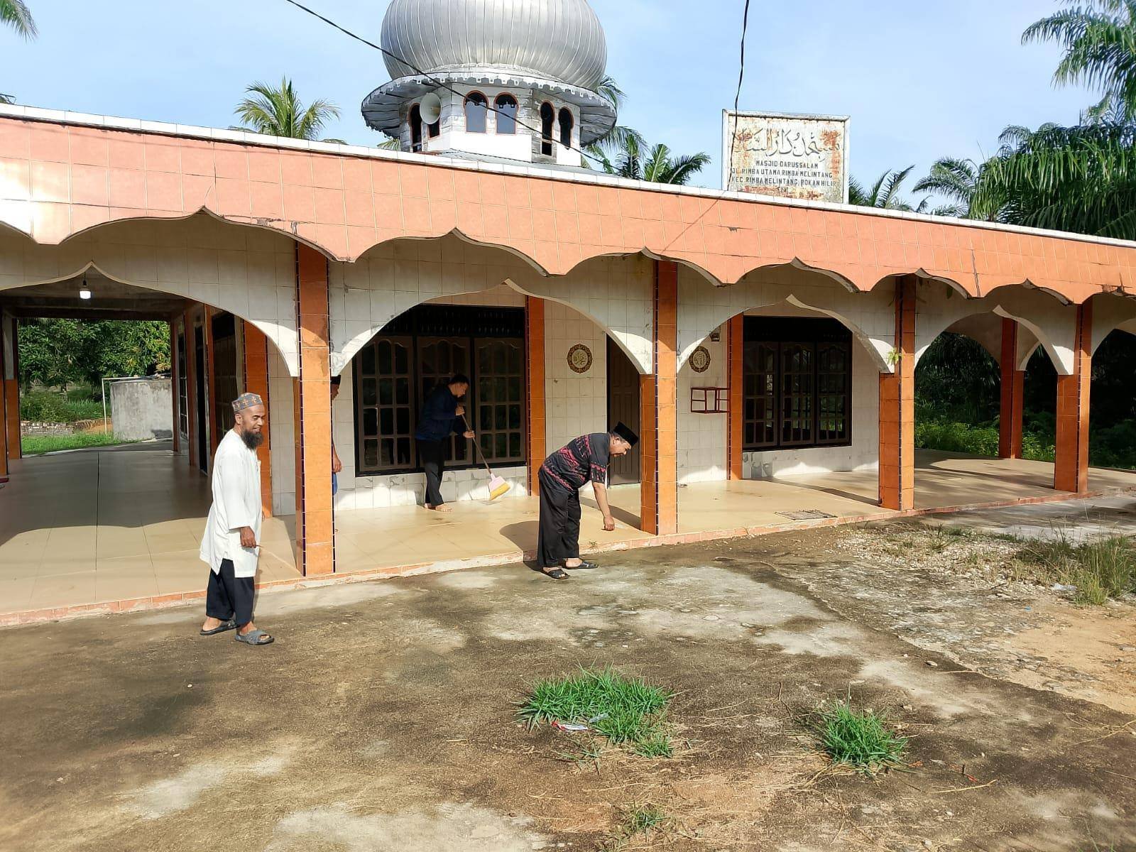 Sambut Ramadhan 1447 H, KUA Rimba Melintang Gelar Aksi Bersih Masjid Darussalam Sesuai Instruksi Kementerian Agama Republik Indonesia