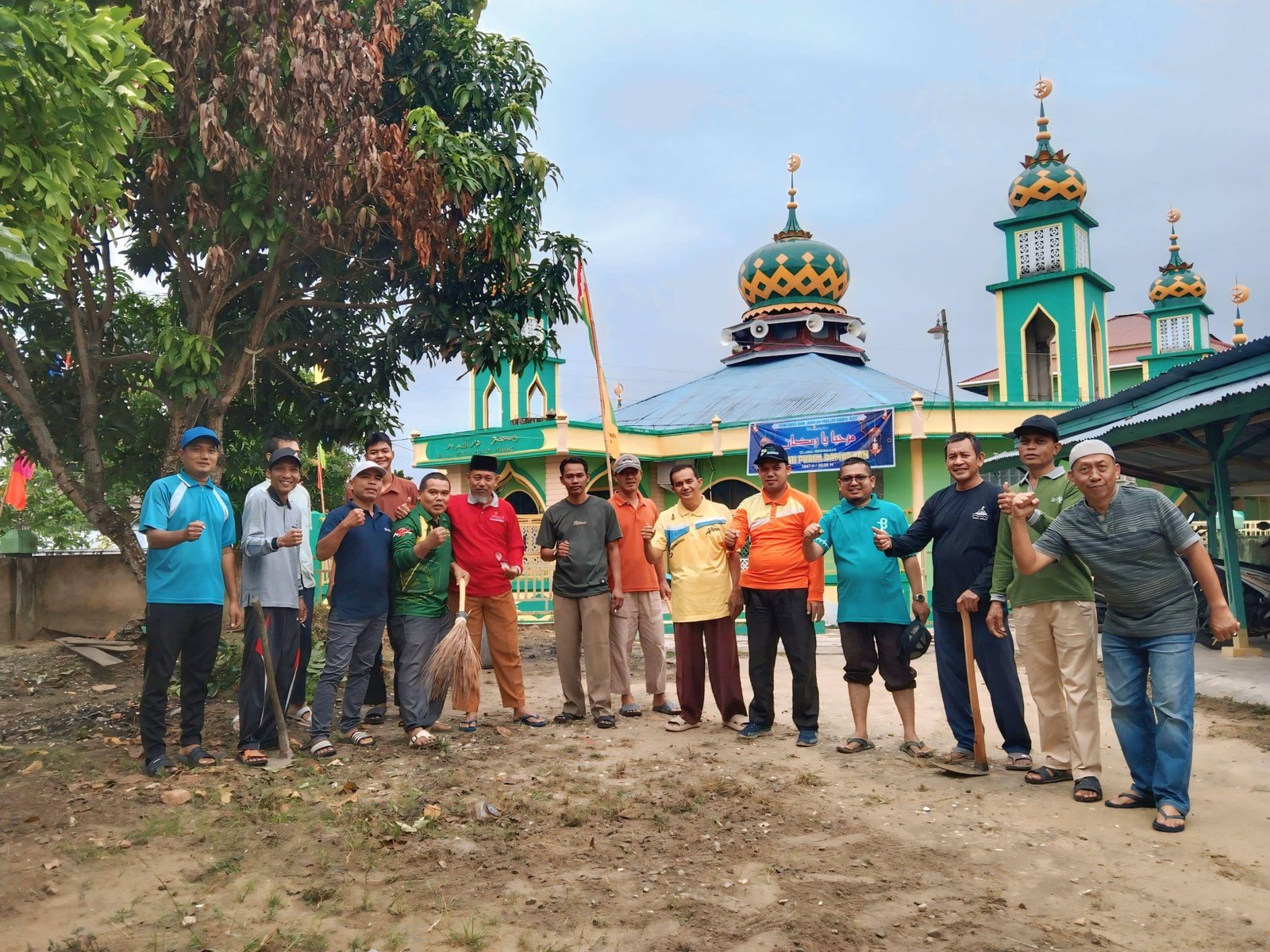 Ka. KUA Tualang Laksanakan Gerakan Bersih-Bersih Masjid (BBM) di Masjid Darul Aziz