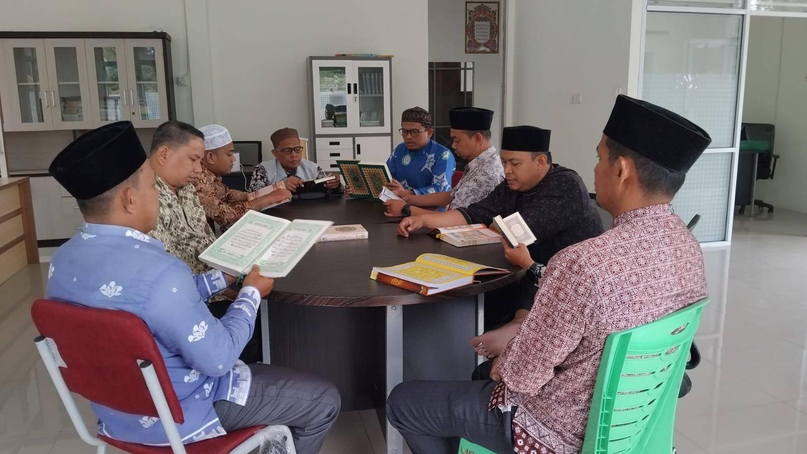 Semarak Ramadhan, Ka. KUA Kecamatan Siak Giatkan Tadarus Al-Qur’an Bersama