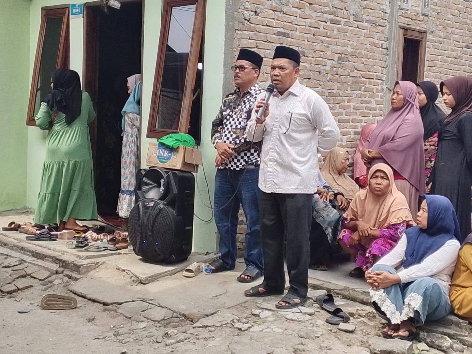 Suasana Haru Iringi Sambutan Kepala KUA Pantai Cermin di Rumah Duka Warga Desa Pantai Cermin Kiri