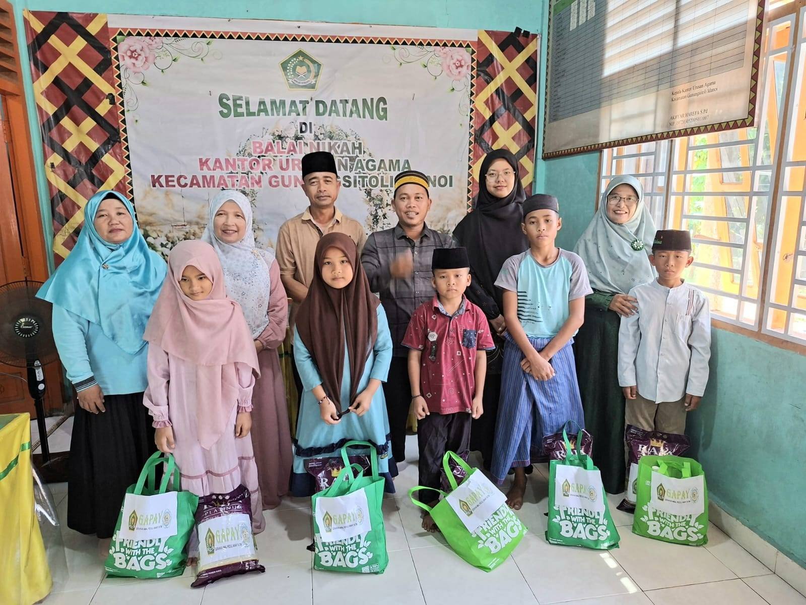 KUA Gunungsitoli Idanoi Salurkan Santunan GAPAY (Gerakan Amal Peduli Anak Yatim)