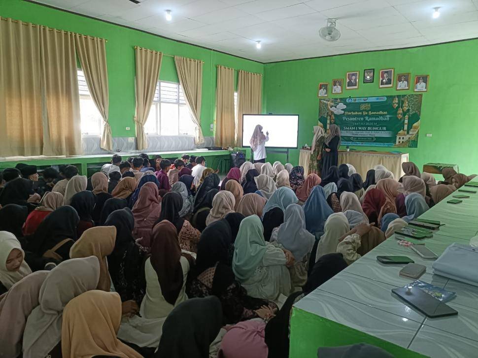 Kepala KUA Way Bungur Tugaskan Penyuluh Isi Materi Pesantren Kilat di SMAN 1 Way Bungur