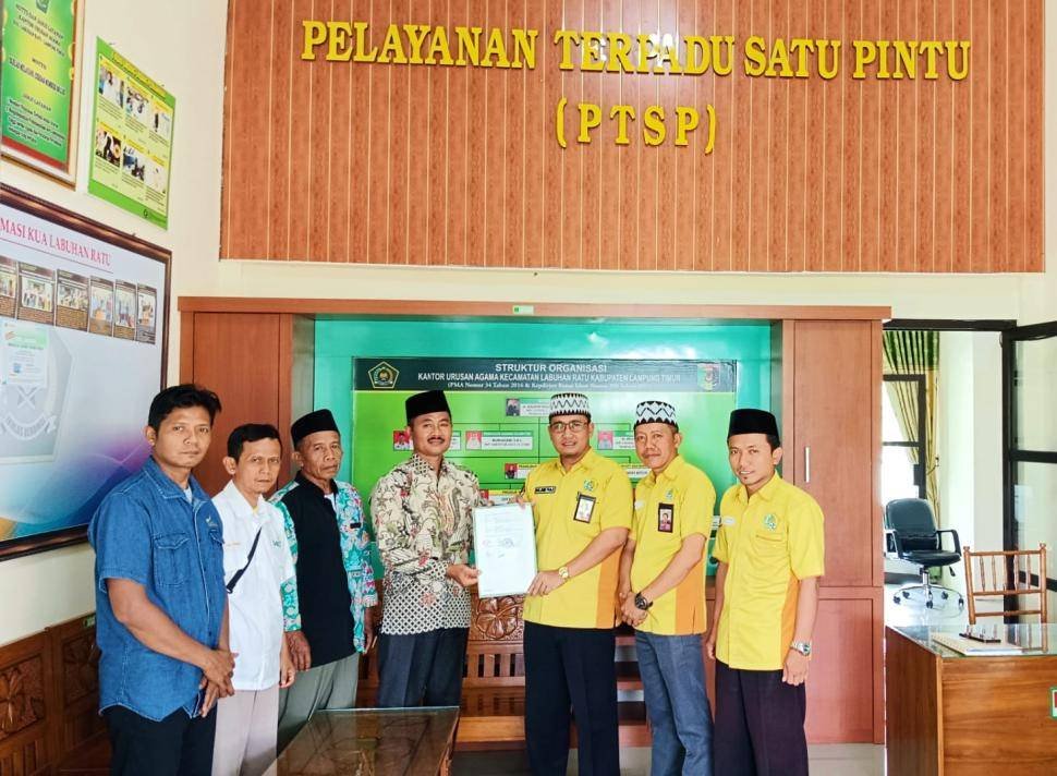 Kepala KUA Labuhan Ratu Serahkan e-AIW Masjid Nuril Anwari, Wujud Digitalisasi Wakaf