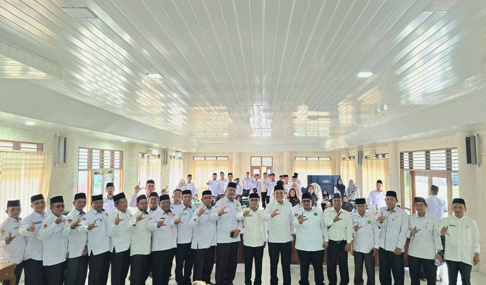 Perkuat Integritas Layanan, Kabid Urais Kanwil Kemenag Sumut Bina Penghulu se-Kabupaten Langkat