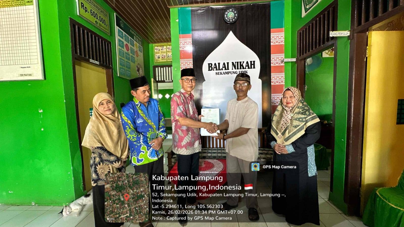 Kepala KUA Sekampung Udik Serahkan AIW Musholla An-Nur Pugung Raharjo