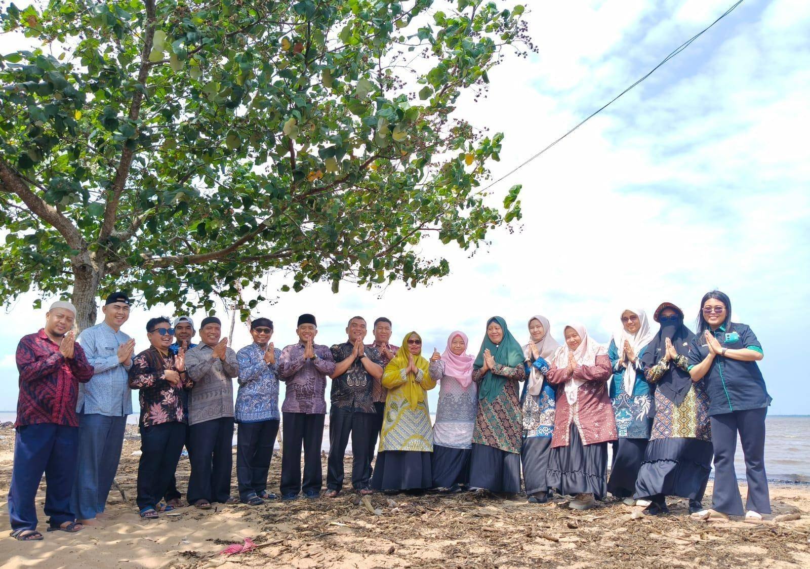 Sambut Ramadan 1447H, Keluarga Besar KUA Dumai Kota Gelar Tradisi Makan Bersama di Pantai Bahtera