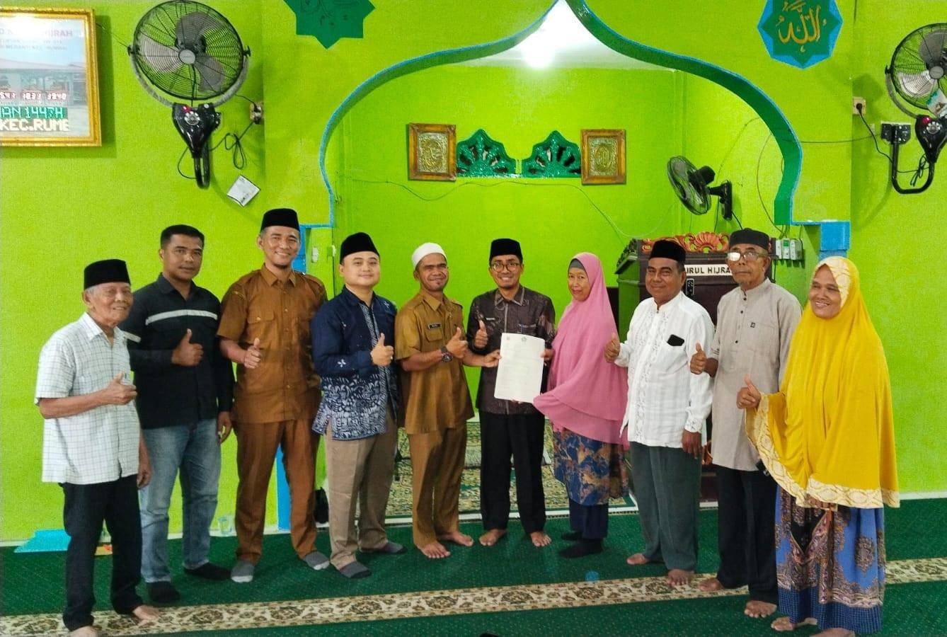 Kepala KUA Rumbai Serahkan Akta Ikrar Wakaf di Mesjid Nurul Hijrah