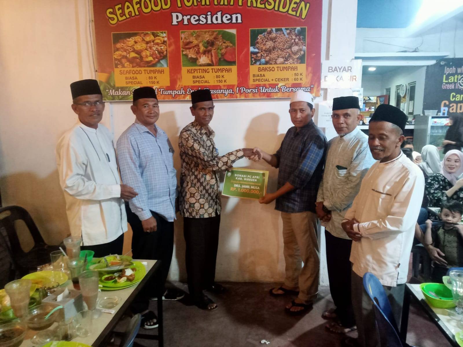 Ramadhan Berkah, PC APRI Bireuen Serahkan Bingkisan Kepada Penghulu yang Purna Bakti