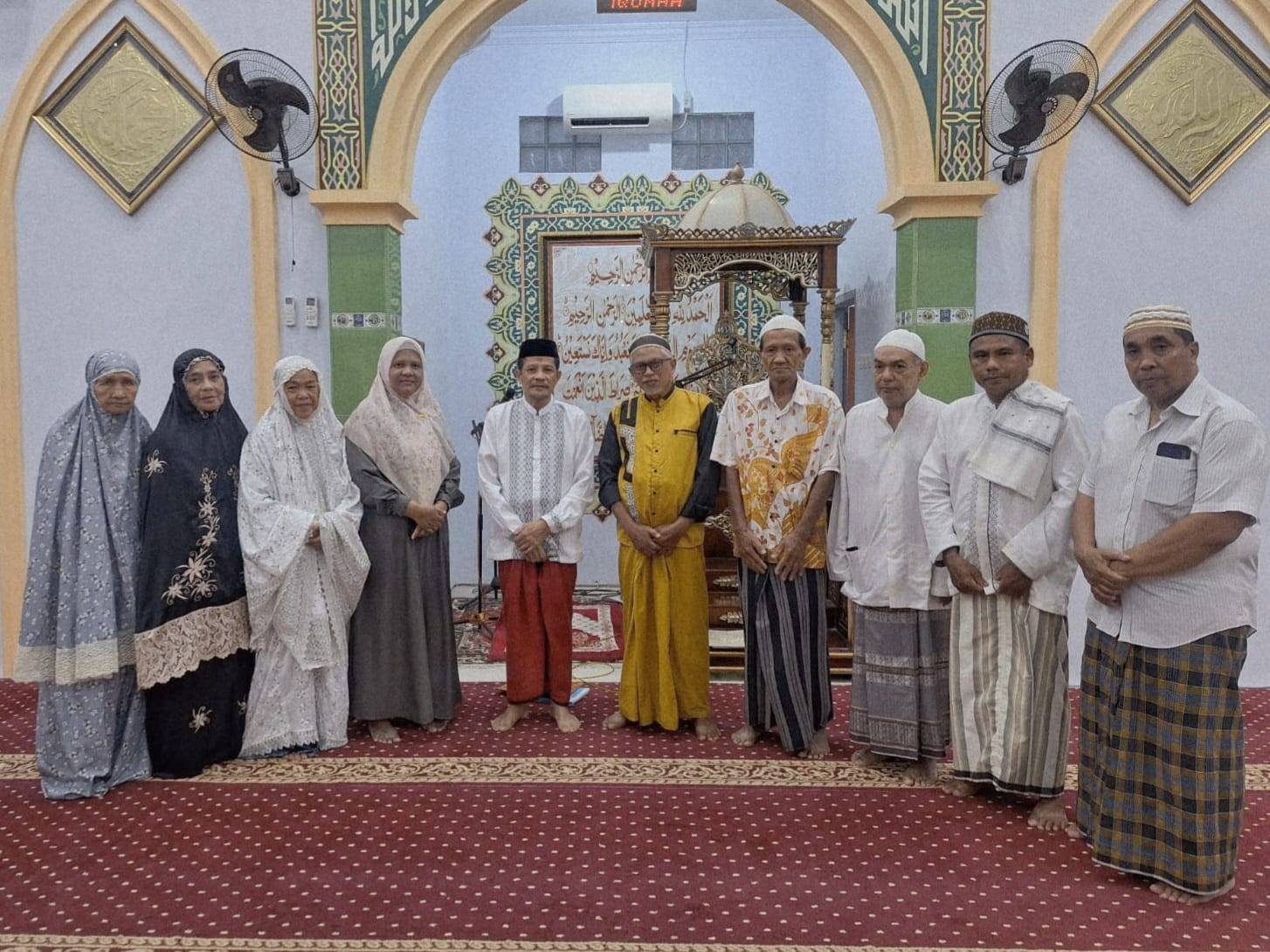 Safari Ramadhan di Masjid Ar-Rusdi: Kepala KUA Kota Tengah Serahkan Sertifikat Wakaf dan Perkuat Silaturahmi Umat